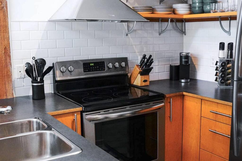 Historic Charm In Bc's Waddington Alley Apartemen