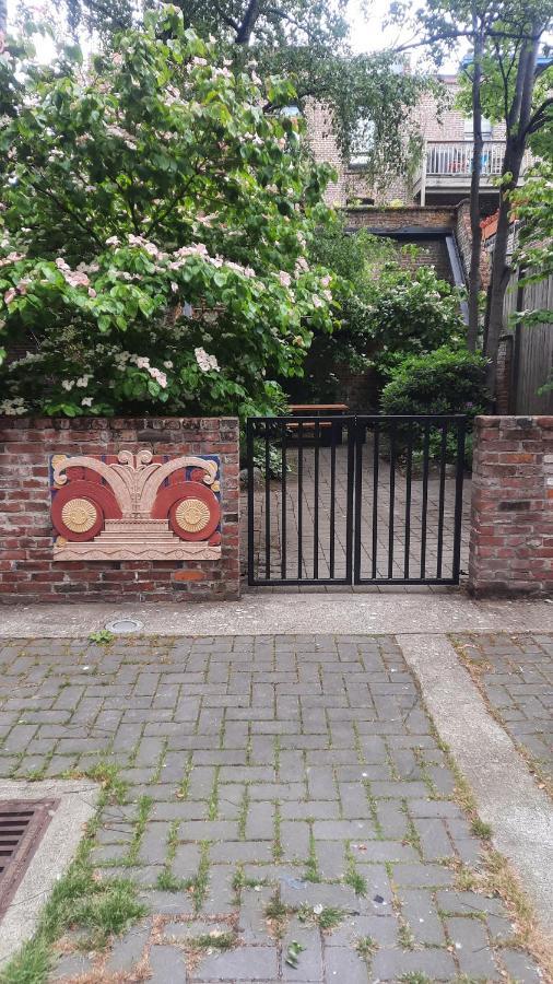 Apartemen Historic Charm In Bc's Waddington Alley