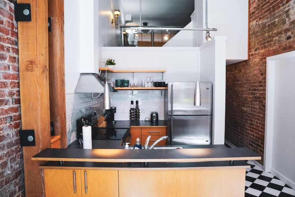 Apartemen Historic Charm In Bc's Waddington Alley Victoria